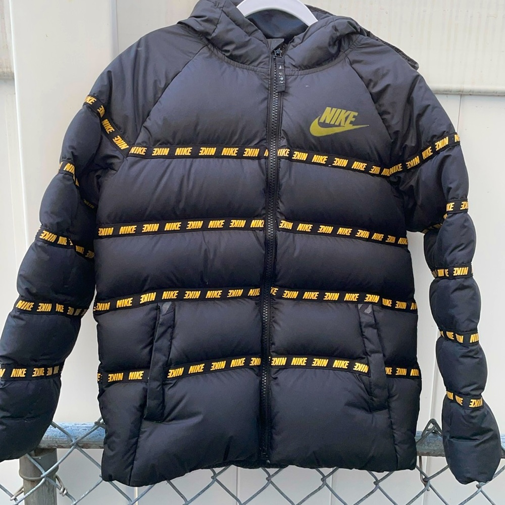 Softly used kid’s small Nike coat. The color is gold and black!
